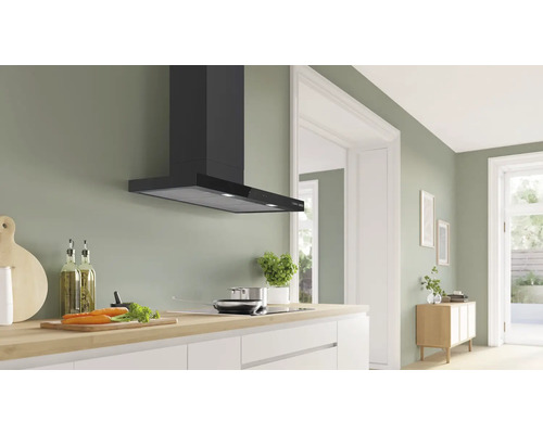 Cuisine moderne avec hotte au-dessus de la plaque de cuisson