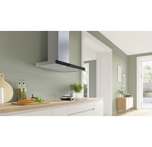 Scène de cuisine avec hotte aspirante, plaque de cuisson, plan de travail et ustensiles de cuisine dans une cuisine lumineuse.