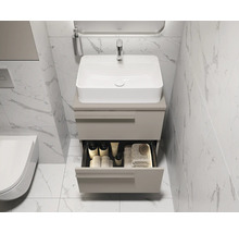 Badezimmer mit Waschbecken, Unterschrank mit Schublade und Toilette