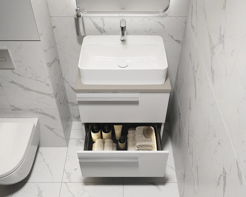 Modernes Badezimmer mit Waschbecken, Unterschrank und offenem Schubfach zur Aufbewahrung von Badutensilien