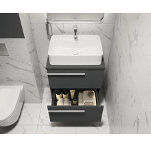 Modernes Badezimmer mit Waschbeckenunterschrank, Aufsatzwaschbecken und geöffneter Schublade