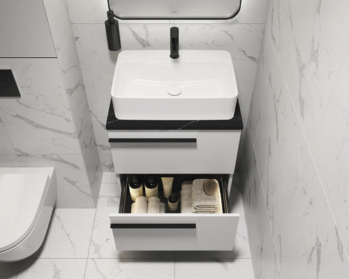 Salle de bains moderne avec lavabo blanc et meuble sous-vasque avec tiroir ouvert pour les accessoires de salle de bains