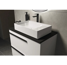 Waschtisch mit Aufsatzwaschbecken, Armatur und Seifenspender im Badezimmer.