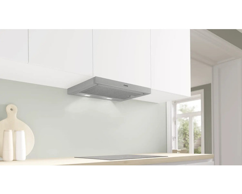 Einbau-Dunstabzugshaube unter einem Küchenschrank mit Bosch Logo.