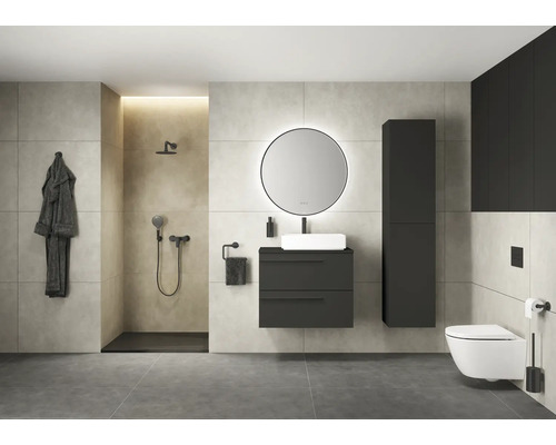 Badezimmer mit Dusche, Waschtisch mit Spiegel, Toilette und Badezimmermöbeln in Grau- und Weißtönen.