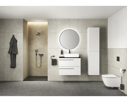 Modernes Badezimmer mit Dusche, Waschtisch, Spiegel und Toilette.