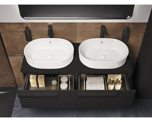 Doppelwaschtisch mit Unterschrank und offenen Schubladen im Badezimmer