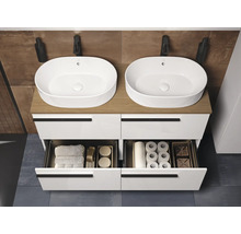 Doppelwaschtisch mit offenem Schubfach zur Aufbewahrung von Badartikeln