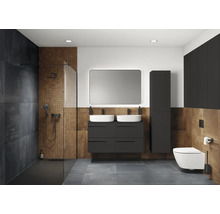 Modernes Badezimmer mit Dusche, Waschtisch mit zwei Waschbecken, Spiegel und Toilette.