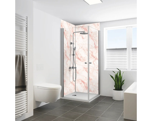 Salle de bains avec cabine de douche avec panneaux muraux en marbre, toilettes, radiateur et fenêtre