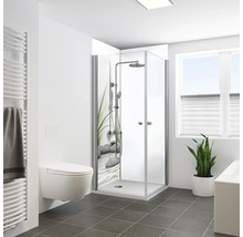 Helles Badezimmer mit Duschkabine, Toilette und Heizkörper