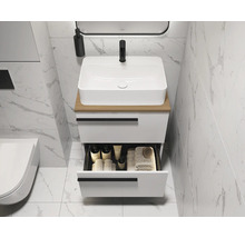 Modernes Badezimmer mit Waschbecken, Unterschrank und geöffneter Schublade