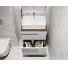 Waschtisch mit offenem Schubfach im Badezimmer