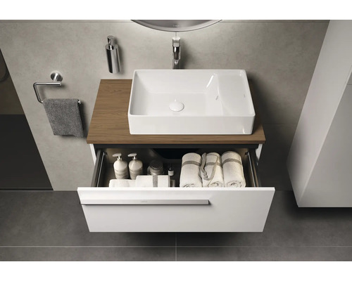 Badezimmer mit Waschbecken, Unterschrank mit Auszug, Handtüchern und Pflegeprodukten