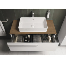 Salle de bains moderne avec lavabo à poser, meuble sous-lavabo avec tiroir et accessoires de salle de bains