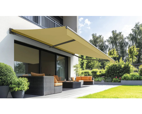 Un auvent déployable offre de l'ombre sur une terrasse avec des meubles de jardin.