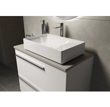 Waschtisch mit Unterschrank und Aufsatzwaschbecken im Badezimmer