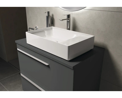 Waschtisch mit Aufsatzwaschbecken im modernen Badezimmer