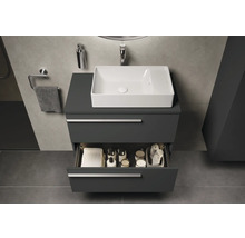 Modernes Badezimmer mit Waschtischunterschrank, offenem Schubfach und Aufsatzwaschbecken