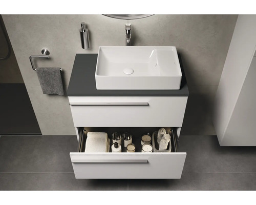 Modernes Badezimmer mit Waschbecken, Unterschrank mit Auszug und Handtuchhalter