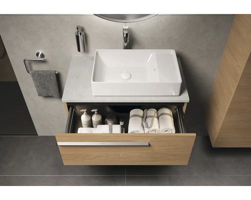 Badezimmerwaschtisch mit geöffneter Schublade, Waschbecken, Armatur und Handtüchern