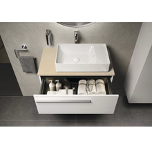 Modernes Badezimmer mit weißem Waschtisch, offenem Schubladenfach und Handtüchern