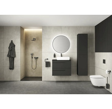 Modernes Badezimmer mit Dusche, Waschtisch mit Spiegel, Toilette und grauen Fliesen