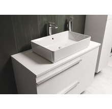 Aufsatzwaschbecken auf einem weißen Waschtisch mit Schubladen im Badezimmer.