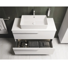 Modernes Badezimmer mit weißem Waschtischunterschrank, Aufsatzwaschbecken und geöffneter Schublade mit Badutensilien