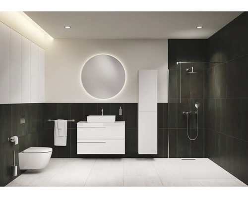 Modernes Badezimmer mit Toilette, Waschtisch, Spiegelschrank und Dusche