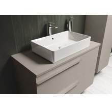 Waschtischunterschrank mit Aufsatzwaschbecken, Armatur und Seifenspender im Badezimmer.