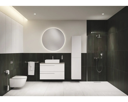 Modernes Badezimmer mit Toilette, Waschtisch, Spiegel und Dusche