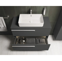 Badezimmer mit modernem Waschtischunterschrank, Aufsatzwaschbecken und offener Schublade
