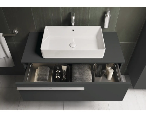 Modernes Badezimmer mit Waschbecken, Unterschrank und offenem Schubladenfach zur Aufbewahrung von Handtüchern und Pflegeprodukten
