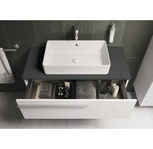Modernes Badezimmer mit Aufsatzwaschbecken und offenem Schubladenschrank