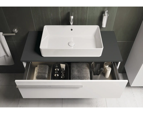 Modernes Badezimmer mit Aufsatzwaschbecken und offenem Schubladenschrank