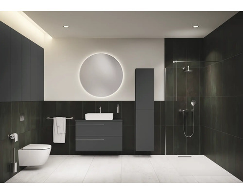 Modernes Badezimmer mit Toilette, Waschtisch, Spiegelschrank, Hochschrank und Dusche