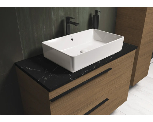 Salle de bains moderne avec lavabo à poser sur un meuble sous-lavabo avec tiroirs et plan de travail noir