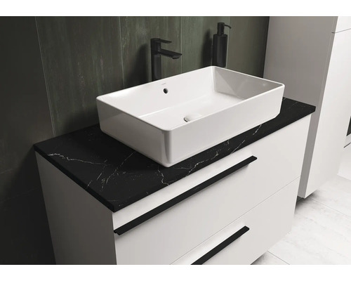 Meuble sous-lavabo avec lavabo à poser et plan de travail noir dans la salle de bain
