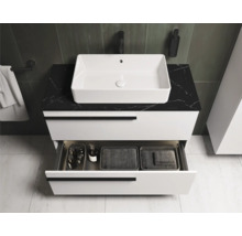 Salle de bains avec lavabo, meuble sous-vasque et tiroir ouvert