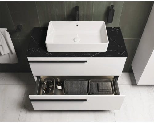 Salle de bains avec lavabo, meuble sous-vasque et tiroir ouvert