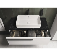 Salle de bains moderne avec lavabo à poser, plaque en marbre noir et élément de tiroir ouvert