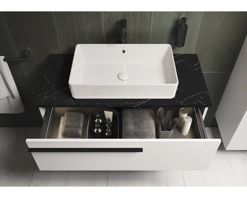 Salle de bains moderne avec lavabo à poser, plaque en marbre noir et élément de tiroir ouvert