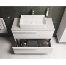 Modernes Badezimmer mit Waschbecken, Unterschrank mit offener Schublade und Badartikeln.