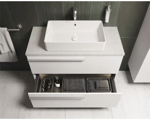 Modernes Badezimmer mit Waschbecken, Unterschrank mit offener Schublade und Badartikeln.
