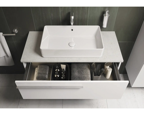 Waschtisch mit offenem Auszug und rechteckigem Aufsatzwaschbecken im modernen Badezimmer