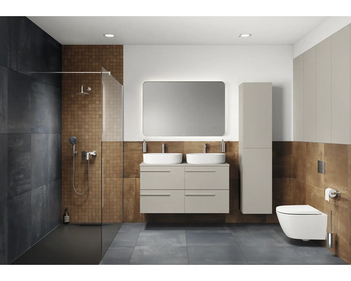 Modernes Badezimmer mit Dusche, Waschtisch mit zwei Waschbecken, Spiegel, Hochschrank und Toilette.