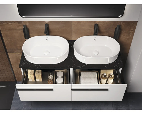 Salle de bains avec double vasque, plan de travail noir et meubles bas blancs