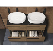 Salle de bains avec double lavabo, meuble sous-vasque avec tiroirs et compartiments de rangement