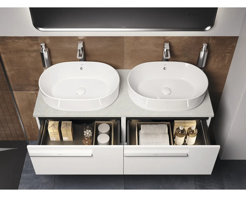 Badezimmer mit Doppelwaschtisch, Unterschrank und Armaturen